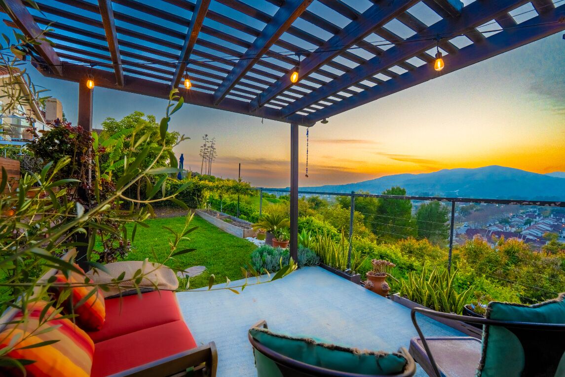 Beautiful Coastal Home! Great Location, Drive To Sand/Valley Views