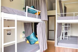 Classic Mixed 8-Bed Dormitory, Balcony | Coffre-fort, ameublement unique, bureau, accĂšs au Wi-Fi (inclus)