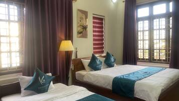 Quarto triplo tradicional, vista para a cidade | Cofres nos quartos, individualmente mobiliados, escrivaninha