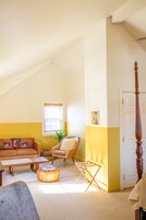 Deluxe Room | Individually decorated, individually furnished, free WiFi, bed sheets