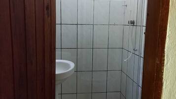 Quarto casal ou duplo standard, vista para o jardim | Banheiro