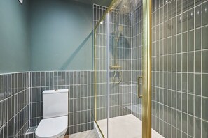 Een douche, een haardroger, handdoeken, shampoo