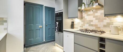 Kjøleskap, mikrobølgeovn, ovn og kokeplater