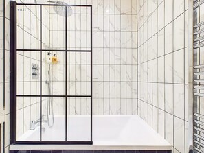 Douche, sèche-cheveux, serviettes fournies