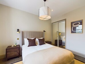 1 soverom, skrivebord, strykejern/-brett og reiseseng for barn