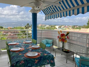 Outdoor dining - Madi Sun - Idéalement Placé à 250m de la Plage - Vue mer - 2ch - 5p (Les Trois-Îlets)