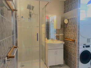 Douche, sèche-cheveux, serviettes fournies, papier toilette