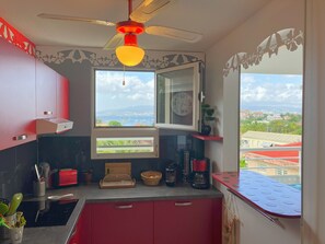 Fridge, microwave, oven, stovetop - Madi Sun - Idéalement Placé à 250m de la Plage - Vue mer - 2ch - 5p (Les Trois-Îlets)