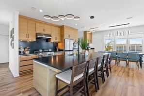 Kylskåp, mikrovågsugn, ugn och spishäll