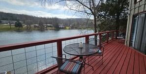 Outdoor dining - A-Frame Cabin on Lake Galilee (Hardy)