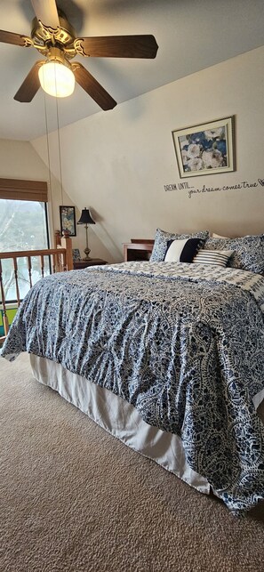 1 bedroom, desk, WiFi, bed sheets - A-Frame Cabin on Lake Galilee (Hardy)