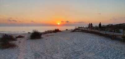 Charmante Maison en Bois, au Bout de la Rue, la Plage
