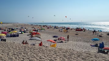 Ubicación cercana a la playa, tumbonas y toallas de playa