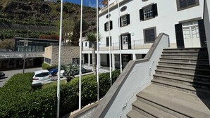 Un immeuble à plusieurs étages, avec un escalier menant à l’entrée.