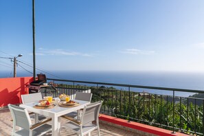 Outdoor dining - In tranquil countryside, great seaview, Vista Mar (Canhas)