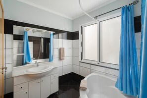 Hair dryer, towels - In tranquil countryside, great seaview, Vista Mar (Canhas)