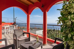 Outdoor dining - In tranquil countryside, great seaview, Vista Mar (Canhas)