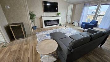 Una Smart TV, una chimenea, videojuegos