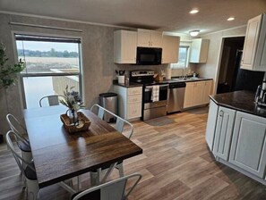 冷蔵庫、電子レンジ、オーブン、コンロ