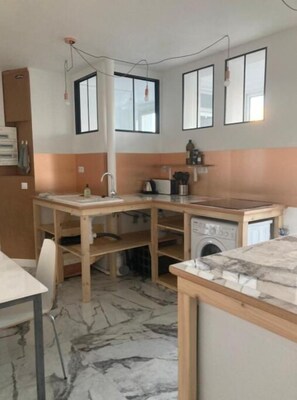 Fridge, microwave, stovetop, electric kettle - Maison Chapi (Saint-Nazaire)