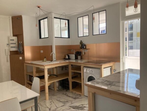 Fridge, microwave, stovetop, electric kettle - Maison Chapi (Saint-Nazaire)