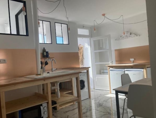Fridge, microwave, stovetop, electric kettle