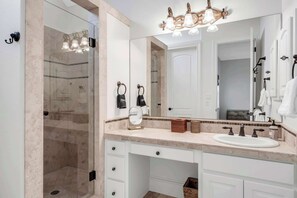 Een douche, een haardroger, handdoeken, shampoo