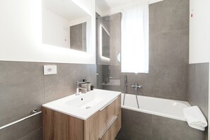 Appartement, vue lac | Salle de bain