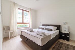 Apartamento, vistas al lago | 2 dormitorios, tabla de planchar con plancha, wifi gratis