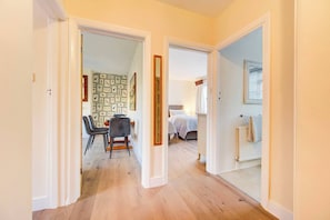 2 bedrooms, in-room safe, desk, iron/ironing board