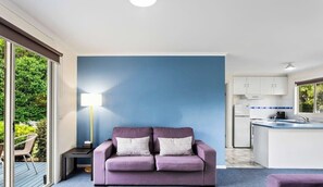 Televisie, een dvd-speler en een kantoor