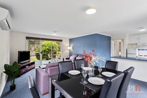 Televisie, een dvd-speler en een kantoor