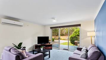 Télévision, lecteur de DVD, espaces bureaux