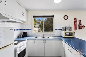 Fridge, microwave, oven, stovetop - Phillip Island Family Resort 3 BDR (Cowes)