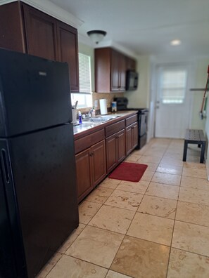 Private kitchen - BUNGALOW is right off the main highway TEXAS STATE HWY 87.  Easy to get there! (Bolivar Peninsula)