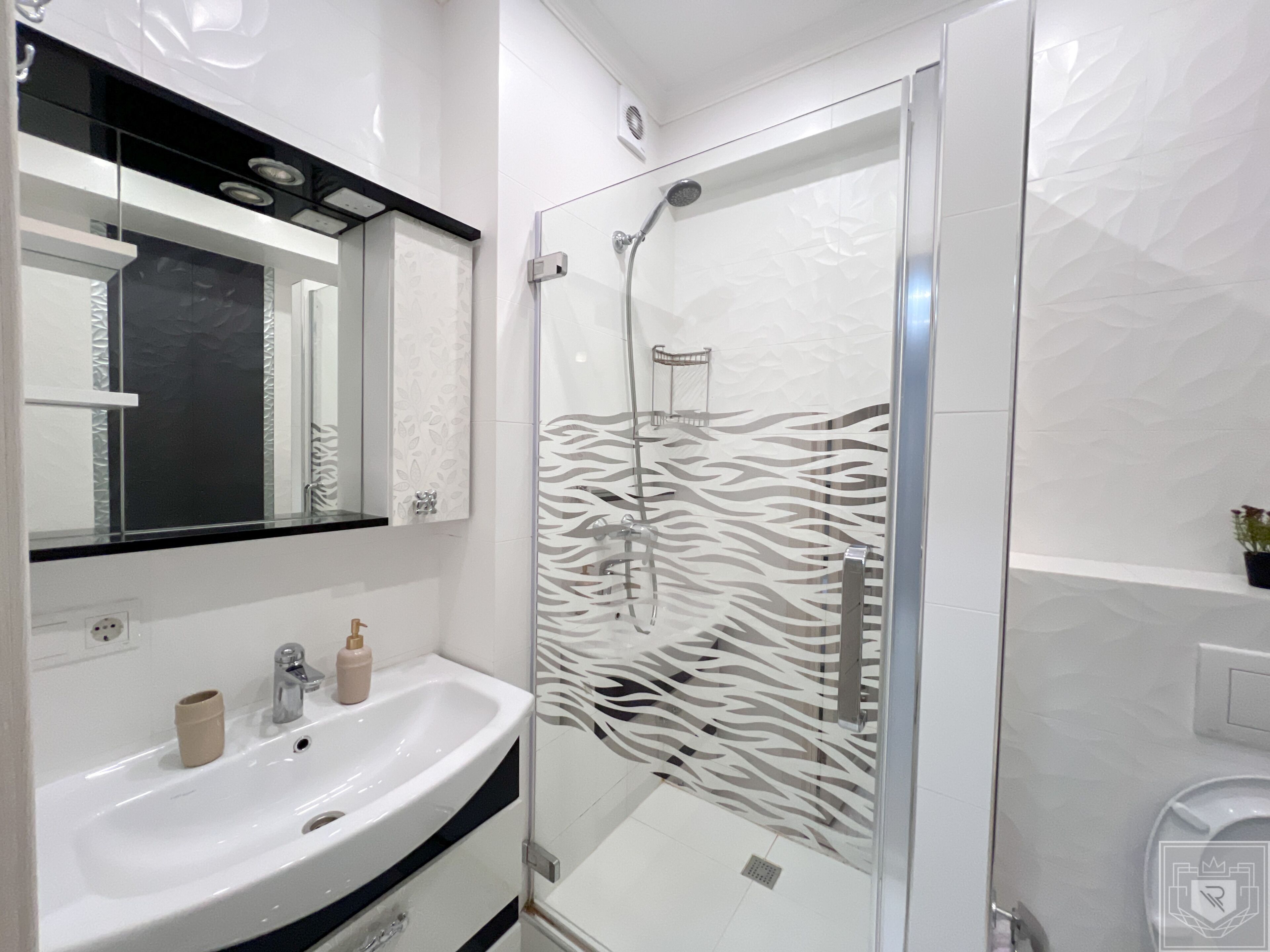 Secador de pelo, toallas, jabón y papel higiénico