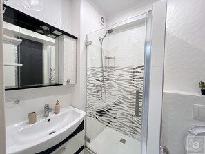 مجففات شعر، مناشف، صابون، ورق حمّام