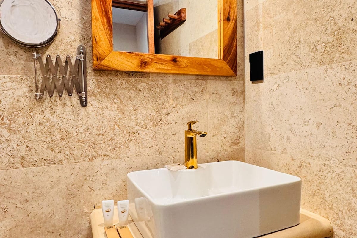 Een douche, een haardroger, handdoeken