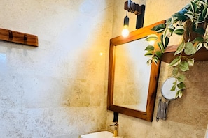 Een douche, een haardroger, handdoeken