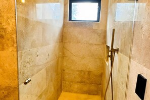 Een douche, een haardroger, handdoeken