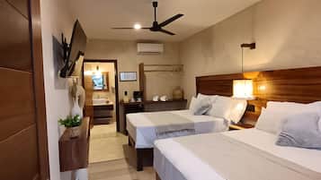Tabla de planchar con plancha, wifi gratis y ropa de cama