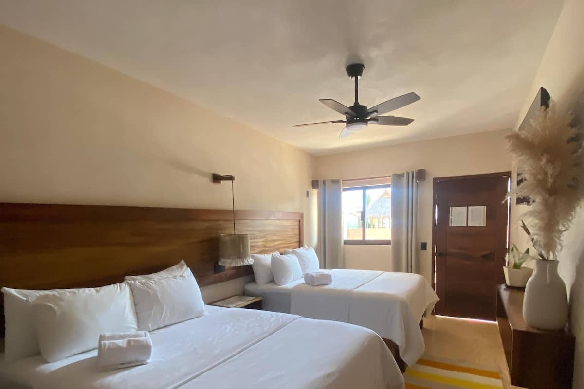 Habitación superior | Tabla de planchar con plancha, wifi gratis, ropa de cama