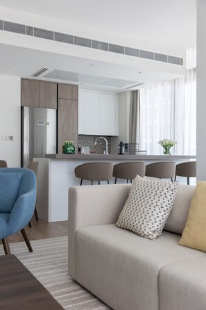 Apartment | Living area - Sunny 2BR at Jumeirah Living Marina Gate (Dubai)