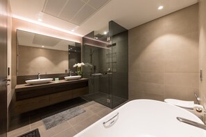 Apartment | Bathroom - Sunny 2BR at Jumeirah Living Marina Gate (Dubai)