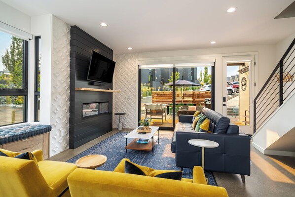 Smart TV, fireplace, books, stereo