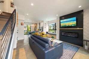 Smart TV, fireplace, books, stereo