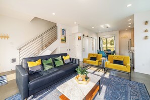 Smart-TV, Kamin, Bücher, Stereoanlage