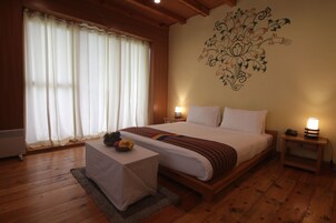 Deluxe Room, Mountain View | Bathroom | Shower, rainfall showerhead, free toiletries, hair dryer