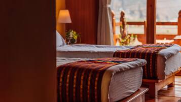 1 bedroom, Egyptian cotton sheets, premium bedding, down comforters