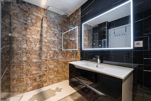 Dusche, Haartrockner, Handtücher